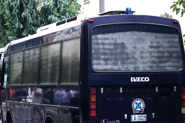 Καλλιθέα: Στον εισαγγελέα οι διαρρήκτες που συνελήφθησαν μετά από άγρια καταδίωξη