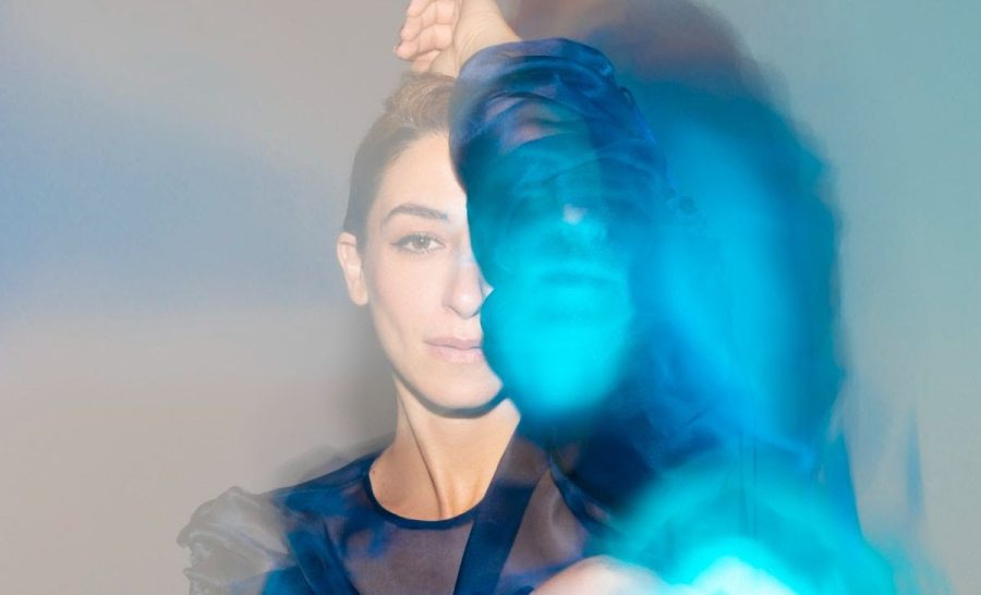 Η Μαρίζα Ρίζου ανεβαίνει τη δική της «Σκάλα» με στωικότητα