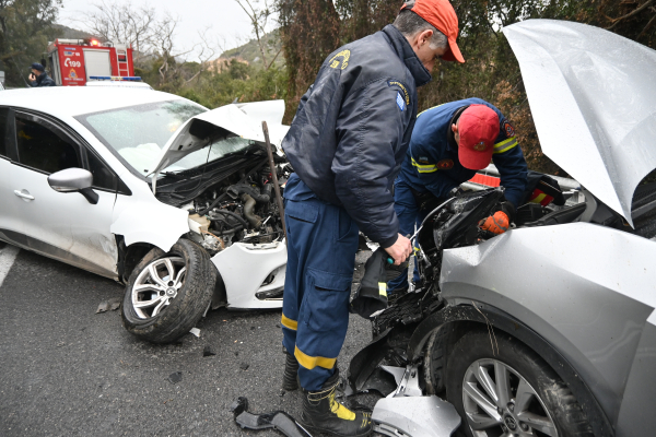 Σφοδρή σύγκρουση αυτοκινήτων στην Αργολίδα - Ένας τραυματίας (εικόνες)