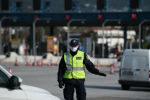 Τροχαίο ατύχημα στην Εθνική Οδό, αυτοκίνητο έκοψε κολώνα της ΔΕΗ και την έστειλε στο αντίθετο ρεύμα
