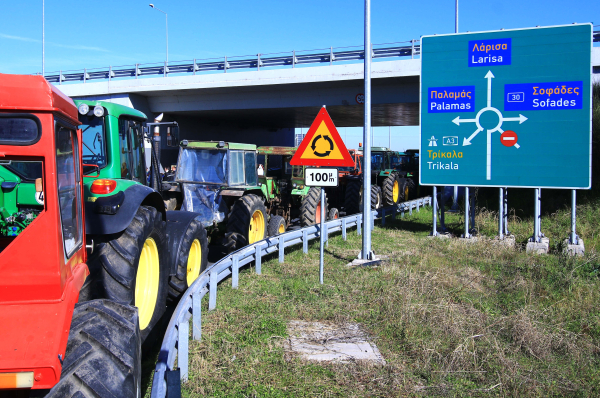 Κλιμακώνουν τις κινητοποιήσεις τους οι αγρότες - Που έχουν στηθεί μπλόκα