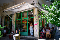 «Η αποκαθήλωση»: Τίτλοι τέλους για την «Μουριά», το υπεραιωνόβιο καφενείο των Εξαρχείων