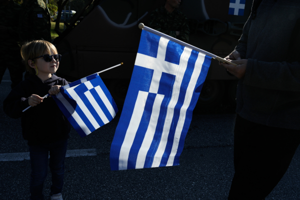 28η Οκτωβρίου: Τι συμβολίζουν τα χρώματα της ελληνικής σημαίας - Γιατί έχει εννέα γραμμές