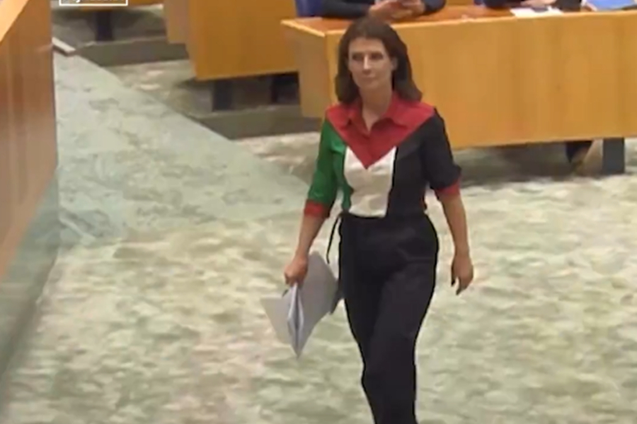 Ολλανδή βουλεύτρια αποβλήθηκε από την αίθουσα επειδή φορούσε τα χρώματα της παλαιστινιακής σημαίας (Βίντεο)