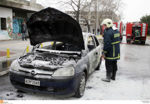 Εκρηξη στον ΣΚΑΪ: Έρευνες για καμένο αυτοκίνητο στο Πετράλωνα