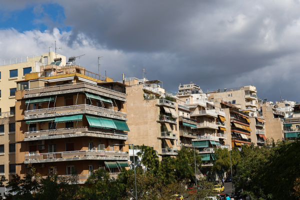 Με βαριά πρόστιμα έως 10.000 ευρώ κινδυνεύουν ιδιοκτήτες και ενοικιαστές - Αυτή είναι η ρύθμιση Χρυσοχοΐδη για τις πολυκατοικίες