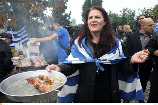 Στο ρατσιστικό μπάρμπεκιου ο Ψωμιάδης: Έφαγε σουβλάκι «αφιερωμένο στον Γιαννούλη» (vid)