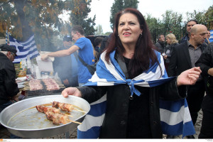 Στο ρατσιστικό μπάρμπεκιου ο Ψωμιάδης: Έφαγε σουβλάκι «αφιερωμένο στον Γιαννούλη» (vid)