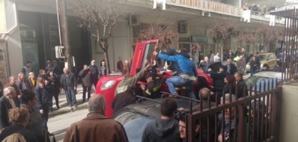 Ανατράπηκε αυτοκίνητο στο Αγρίνιο- Περαστικοί απεγκλώβισαν τις δύο γυναίκες (pics)