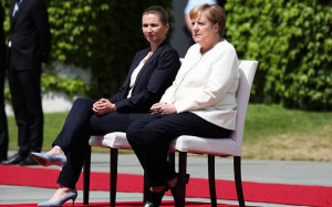 Η Μέρκελ υποδέχτηκε καθιστή την πρωθυπουργό της Δανίας (pic)