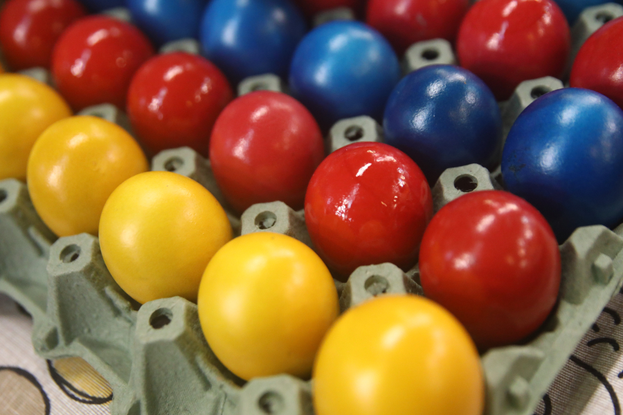 Γιατί βάφουμε τα αυγά Μεγάλη Πέμπτη: Η συνταγή και τα μυστικά για να γυαλίζουν!