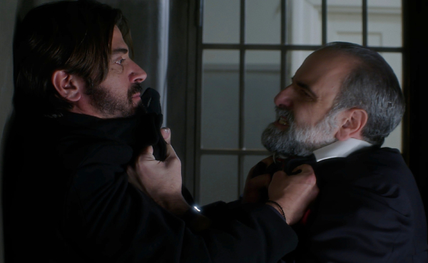 «Άγιος Έρωτας»: Ο πατήρ Νικόλαος πιάνεται στα χέρια με τον Μαρκόπουλο