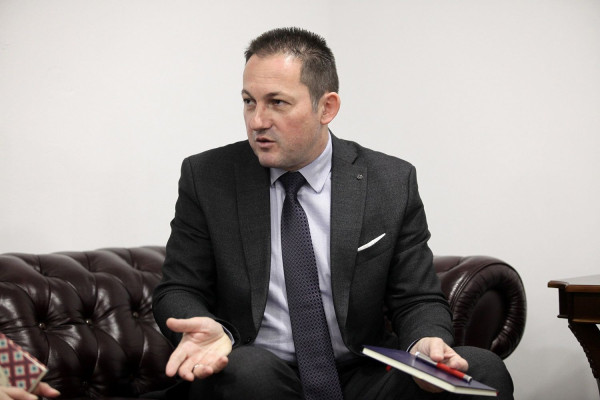 Πέτσας: Ο κ. Χαρίτσης αποδεικνύει τα ψεύτικα λόγια του Αλέξη Τσίπρα για το προσφυγικό