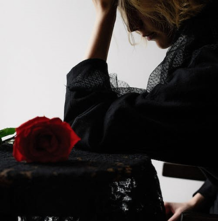 Γιατί φοράμε μαύρα στις κηδείες - Ο λόγος που το μαύρο είναι το &quot;επίσημο&quot; χρώμα του πένθους