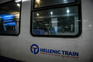 Ιερά Οδός: Οδηγός αυτοκινήτου παραβίασε τις μπάρες και συγκρούστηκε με τρένο