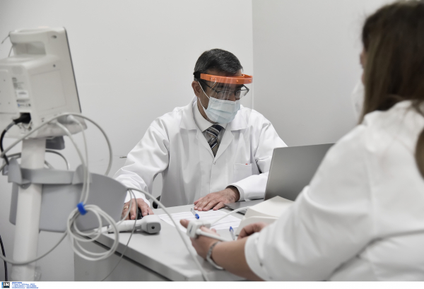 Η «εορταστική συνωμοσία» γιατρών και νοσηλευτών, γίνονται φίλοι και συγγενείς στον καιρό του κορονοϊού