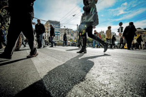 ΣΕΒ: 'Ετσι κατέρρευσε η μεσαία τάξη - Χαμηλότεροι μισθοί, περισσότεροι φόροι