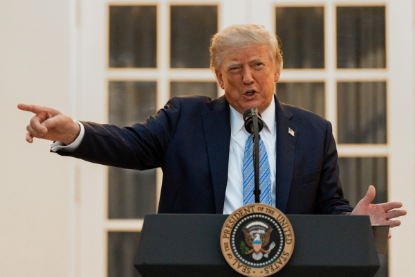 Ο Τραμπ «μπλοκάρει» CNN, MS NOW και Politico από τον Λευκό Οίκο