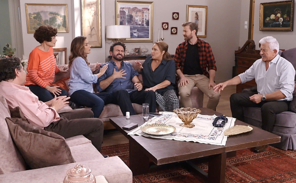 «Το Σόι Σου»: Οι Χαμπέοι σε παράκρουση – Το «ιντριγκαδόρικο» τραπέζι των Τριαντάφυλλων