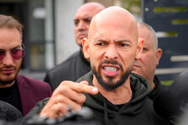 Αντιμέτωποι με 21 κατηγορίες στη Βρετανία οι Άντριου και Τρίσταν Τέιτ - Ανάμεσά τους και βιασμοί