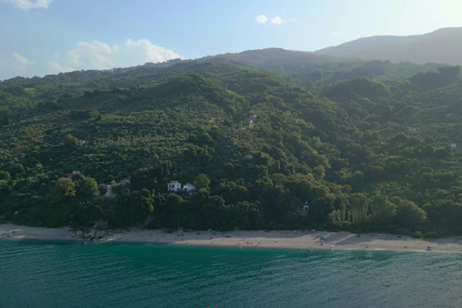 Οι πανέμορφες αλλά επικίνδυνες παραλίες της Ελλάδας