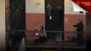 Κορονοϊός, συγκινητικό βίντεο: Δίχρονος μπόμπιρας στην Ιταλία σβήνει κεράκια στο μπαλκόνι και οι γείτονες του τραγουδούν