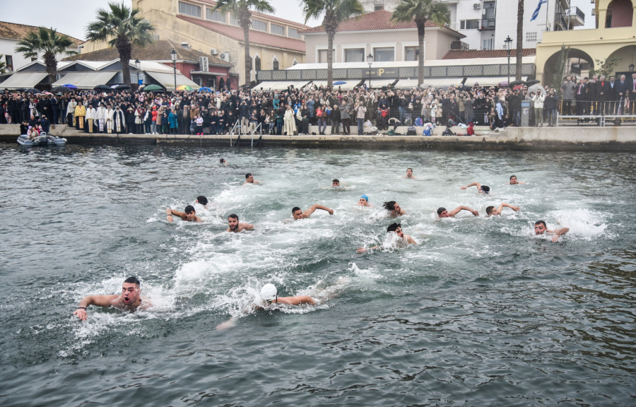 Θεοφάνεια: Τα έθιμα στη Βόρεια Ελλάδα - Από την «Καμήλα» και τη νύφη, στους τολμηρούς βουτηχτάδες