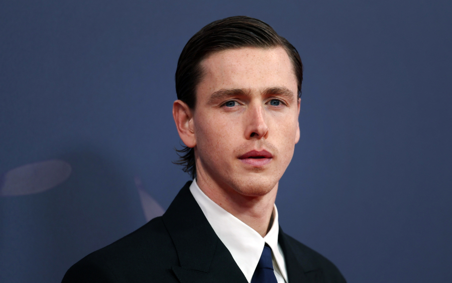 Beatles: Ενθουσιασμένος ο Χάρις Ντίκινσον με το ενδεχόμενο να υποδυθεί τον Έλτον Τζον