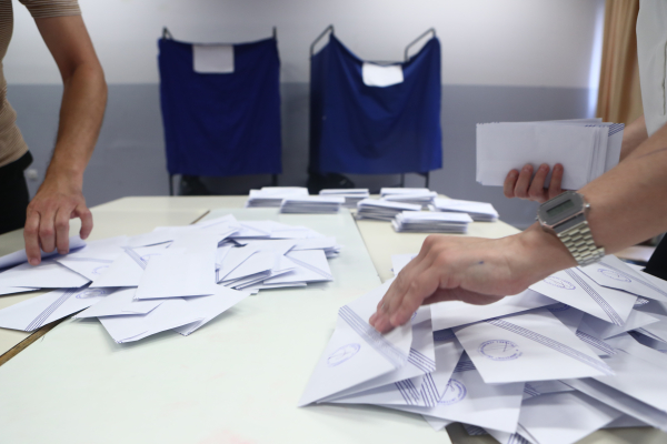Δημοσκόπηση RealPolls: Στο 27,5% η ΝΔ - Διαφορά 5,5 μονάδων του Τσίπρα από το ΠΑΣΟΚ