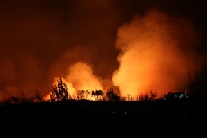 Μαίνεται ανεξέλεγκτη η πυρκαγιά στον Κάλαμο - Κάηκαν σπίτια σε κατάσταση έκτακτης ανάγκης ο δήμος