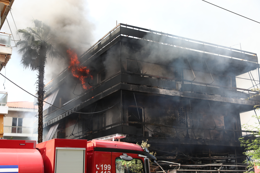 Φωτιά στο Ίλιον: Κάηκε ολοσχερώς η επιχείρηση ανταλλακτικών – Στις φλόγες και η πολυκατοικία (εικόνες)