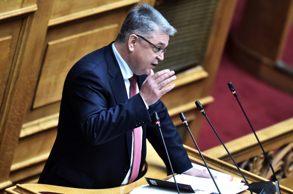 Γάμος ομόφυλων: «Σφαγή» στην ακροδεξιά «πολυκατοικία» για την ονομαστική ψηφοφορία