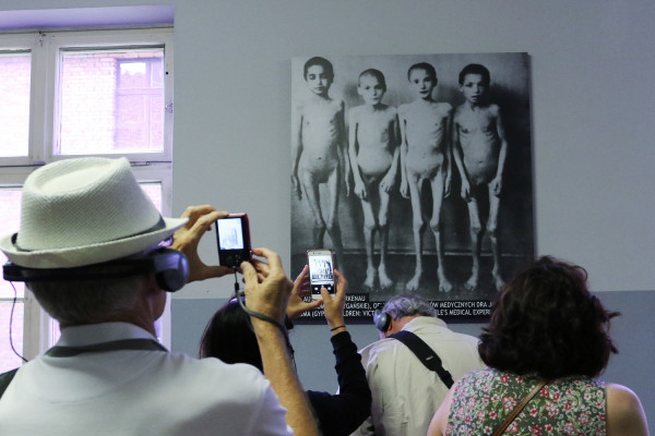 Amazon- πωλούσε Χριστουγεννιάτικα στολίδια με φωτογραφίες από το Άουσβιτς