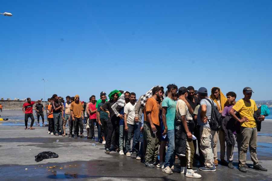 Και τώρα μόνοι στο μεταναστευτικό