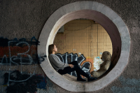 Η ψυχολογία λέει ότι όσοι προτιμούν τη μοναξιά δεν είναι αντικοινωνικοί — απλώς σταμάτησαν να προσποιούνται ότι οι μικρές κουβέντες είναι πιο ενδιαφέρουσες από τη σιωπή τους