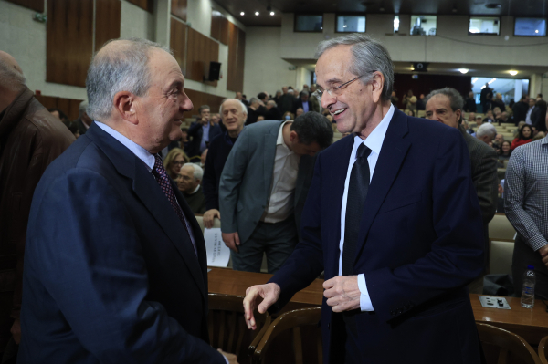 Γιατί ο Μητσοτάκης δεν μπορεί να χωρίσει Καραμανλή και Σαμαρά