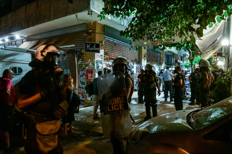 Καταγγελίες για αστυνομική βία στα Εξάρχεια: Αντιδράσεις της αντιπολίτευσης για την επίθεση σε πορεία κατά των βιασμών (βίντεο)