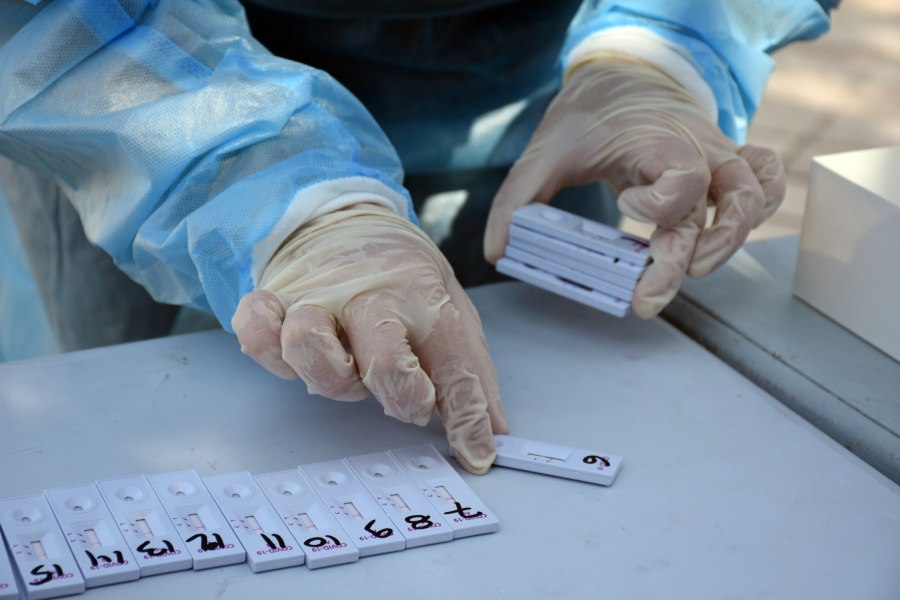 Νέα ρύθμιση για τα rapid test: Μέχρι πότε είναι υποχρεωτικά για τους ανεμβολίαστους εργαζόμενους