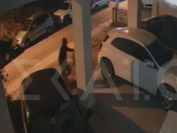 Θεσσαλονίκη: Η στιγμή που ο δράστης αφήνει τον εμπρηστικό μηχανισμό στο σπίτι του Αναστασιάδη (Βίντεο)