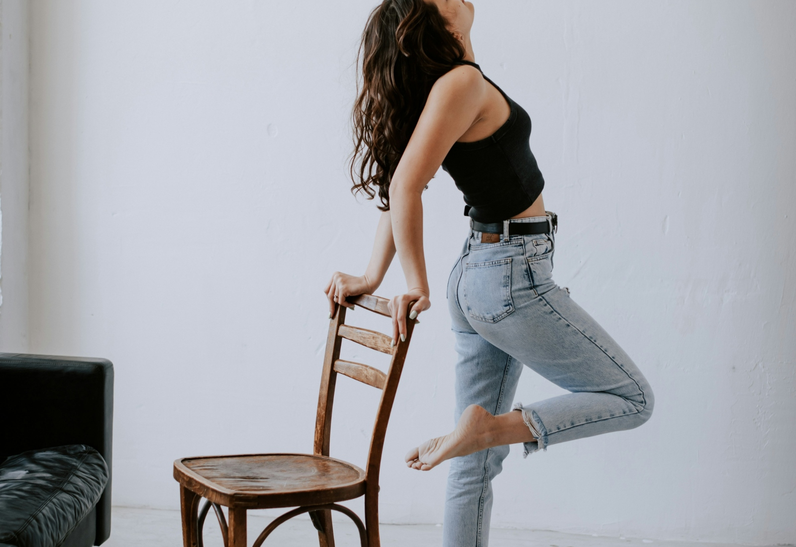 5 ασκήσεις σε καρέκλα που ενδυναμώνουν τον κορμό πιο γρήγορα από τις ...