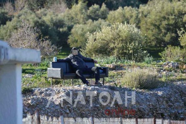 Viral φωτογραφία με οπαδό που πήρε τον... καναπέ του και πήγε να δει την ομάδα του!