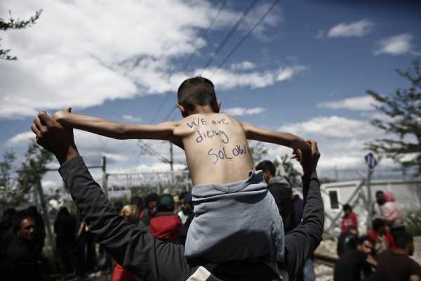 Συνεχίζουν την απεργία πείνας 50 πρόσφυγες στη Χίο