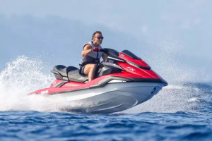 Κύμα οργής για τον Μακρόν στη Γαλλία - Έκανε τζετ σκι ενώ η χώρα καίγεται