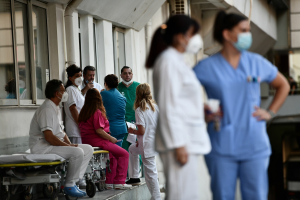 Έρχονται απολύσεις για τους ανεμβολίαστους υγειονομικούς