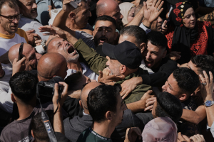 Γάζα: Με αγκαλιές και κλάματα η υποδοχή των Παλαιστινίων που αποφυλακίστηκαν (Εικόνες και Βίντεο)