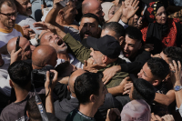 Γάζα: Με αγκαλιές και κλάματα η υποδοχή των Παλαιστινίων που αποφυλακίστηκαν (Εικόνες και Βίντεο)