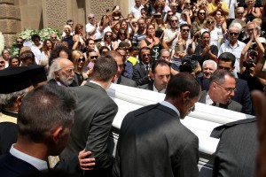Το τελευταίο αντίο στη Ζωή Λάσκαρη - Το συγκλονιστικο αντίο απο τον Λυκουρέζο