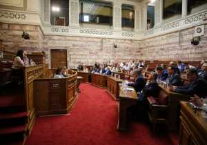 Στη Βουλή μεταφέρεται η «μάχη» για τις προσλήψεις στο Δημόσιο