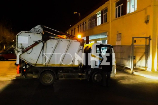 Μυτιλήνη: Διμοιρίες ΜΑΤ ταξιδεύουν για το νησί - Με απορριματοφόρα σφραγίζει το λιμάνι ο Δήμος