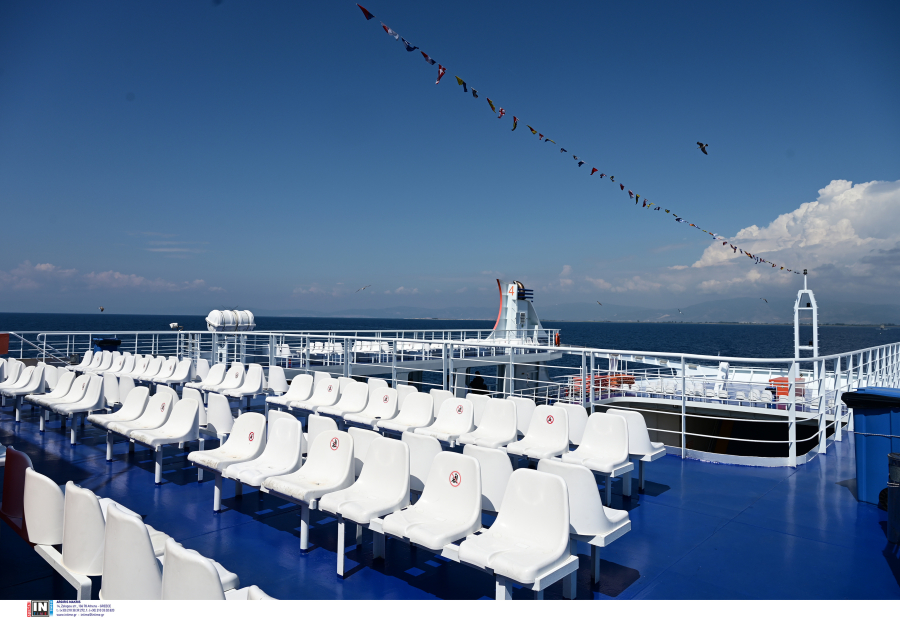 Οι ακτοπλόοι απαντούν με εκπτωτική ημέρα και μειώσεις: Τι αλλάζει στα εισιτήρια από Πειραιά και Ραφήνα